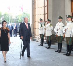 Su Majestad el Rey Don Juan Carlos a su llegada al Palacio de La Moneda